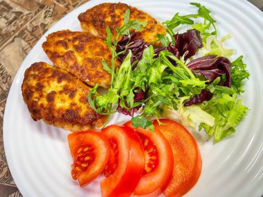 Kızarmış et pirzolası beyaz tabakta, domates, yeşillik, marul, salata, kahvaltı, öğle yemeği, protein, kalori, mutfak, yemek, tavuk, domuz eti, dana eti, et, kızartma, yemek, aşk, yaşam, yeşil, kırmızı