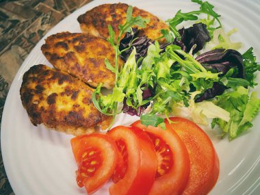 Kızarmış et pirzolası beyaz tabakta, domates, yeşillik, marul, salata, kahvaltı, öğle yemeği, protein, kalori, mutfak, yemek, tavuk, domuz eti, dana eti, et, kızartma, yemek, aşk, yaşam, yeşil, kırmızı