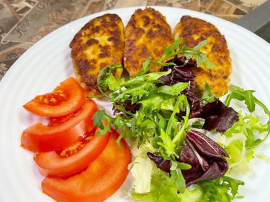 Kızarmış et pirzolası beyaz tabakta, domates, yeşillik, marul, salata, kahvaltı, öğle yemeği, protein, kalori, mutfak, yemek, tavuk, domuz eti, dana eti, et, kızartma, yemek, aşk, yaşam, yeşil, kırmızı