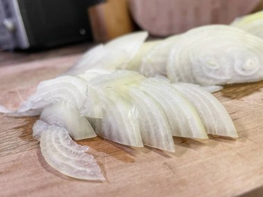 Mutfaktaki masada, bir kesim tahtasında doğranmış soğan, sebze, sebze, yemek, lezzetli, vegan, organik, sağlıklı, hayatı seviyorum..