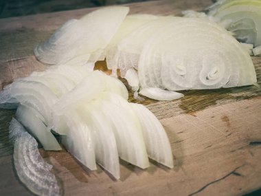 Mutfaktaki masada, bir kesim tahtasında doğranmış soğan, sebze, sebze, yemek, lezzetli, vegan, organik, sağlıklı, hayatı seviyorum..