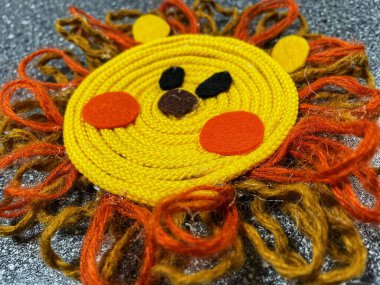 El yapımı, el yapımı, çocukların yaratıcılığı, iplikler, tutkal, makas, güneş, yün, aslan yavrusu, sarı, turuncu, kahverengi, masa, yaratma, yapıştırma, kesme, yaratıcı, hayatı seviyorum..