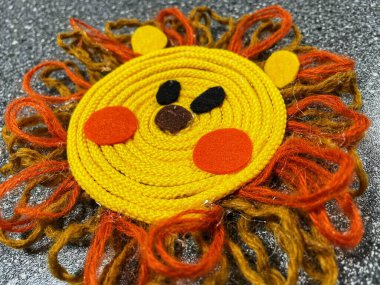 El yapımı, el yapımı, çocukların yaratıcılığı, iplikler, tutkal, makas, güneş, yün, aslan yavrusu, sarı, turuncu, kahverengi, masa, yaratma, yapıştırma, kesme, yaratıcı, hayatı seviyorum..