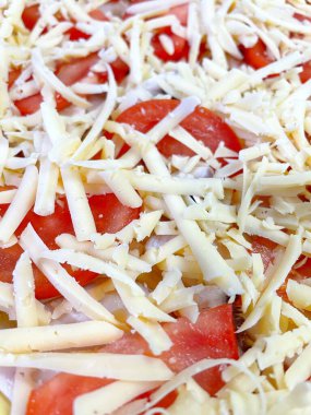 Rendelenmiş peynir, süt ürünleri, domatesler, mantarlar, ev yapımı pastalar, yemek, mutfak, masa, yemek, aşk hayatı, Ukrayna, Ukrayna.