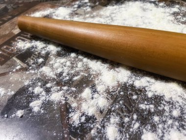 Un, hamur, tahta raptiye, masa, hamur işleri, fırın, mutfak, aşçı.