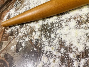 Un, hamur, tahta raptiye, masa, hamur işleri, fırın, mutfak, aşçı.