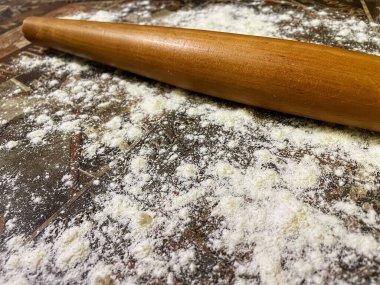 Un, hamur, tahta raptiye, masa, hamur işleri, fırın, mutfak, aşçı.