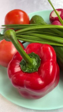 Sebzeler tabakta, vitaminler, bahar, kırmızı, soğan, salatalık, turp, domates, biber, yemek, vegan, organik, vitamin, uzun ömürlü, aşçı, aşk, yaşam.