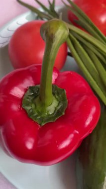 Sebzeler tabakta, vitaminler, bahar, kırmızı, soğan, salatalık, turp, domates, biber, yemek, vegan, organik, vitamin, uzun ömürlü, aşçı, aşk, yaşam.