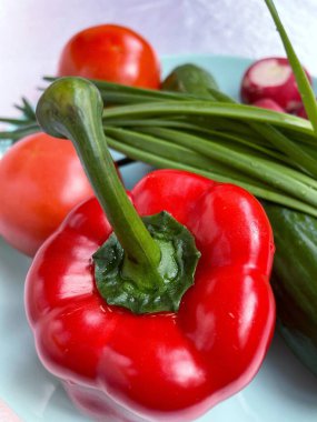 Sebzeler tabakta, vitaminler, bahar, kırmızı, soğan, salatalık, turp, domates, biber, yemek, vegan, organik, vitamin, uzun ömürlü, aşçı, aşk, yaşam.