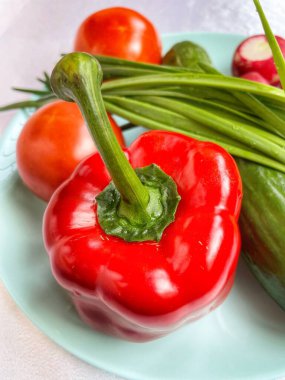 Sebzeler tabakta, vitaminler, bahar, kırmızı, soğan, salatalık, turp, domates, biber, yemek, vegan, organik, vitamin, uzun ömürlü, aşçı, aşk, yaşam.