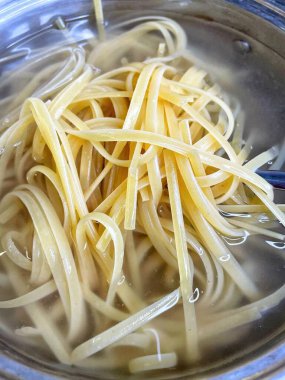 Erişte, makarna, haşlama su, kap, mutfak, yemek, kaşık, el, yemek, makarna, un, kalori, organik, vegan, lezzetli, sağlık, uzun yaşam