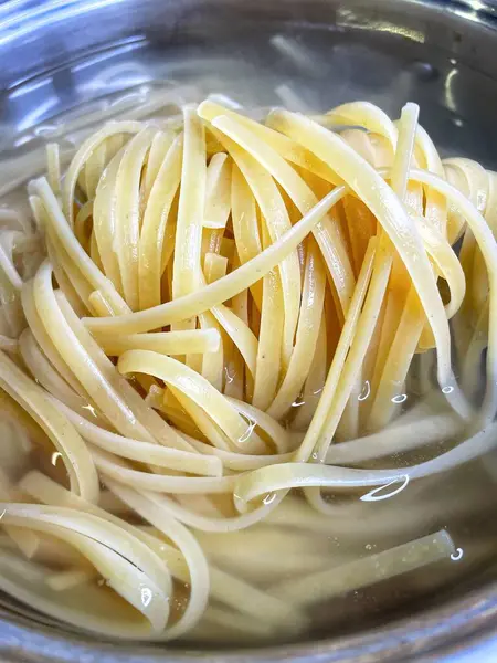 Erişte, makarna, haşlama su, kap, mutfak, yemek, kaşık, el, yemek, makarna, un, kalori, organik, vegan, lezzetli, sağlık, uzun yaşam