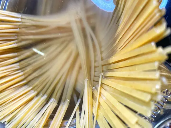 Erişte, makarna, haşlama su, kap, mutfak, yemek, kaşık, el, yemek, makarna, un, kalori, organik, vegan, lezzetli, sağlık, uzun yaşam