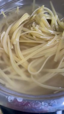 Erişte, makarna, haşlama su, kap, mutfak, yemek, kaşık, el, yemek, makarna, un, kalori, organik, vegan, lezzetli, sağlık, uzun yaşam