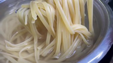 Erişte, makarna, haşlama su, kap, mutfak, yemek, kaşık, el, yemek, makarna, un, kalori, organik, vegan, lezzetli, sağlık, uzun yaşam