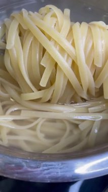 Erişte, makarna, haşlama su, kap, mutfak, yemek, kaşık, el, yemek, makarna, un, kalori, organik, vegan, lezzetli, sağlık, uzun yaşam