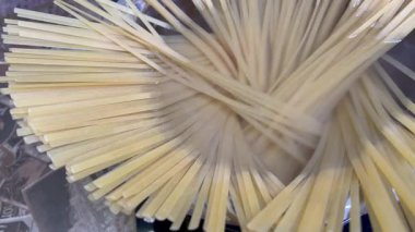 Erişte, makarna, haşlama su, kap, mutfak, yemek, kaşık, el, yemek, makarna, un, kalori, organik, vegan, lezzetli, sağlık, uzun yaşam
