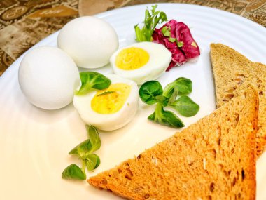 Kahvaltı, aperatif, yemek, yemek, mutfak tabağında haşlanmış yumurta, yumurta sarısı, yumurta beyazı, sarı, beyaz, yeşiller, marul yaprakları, tahıl, tahıl, mısır gevreği, ekmek, tost, yemek, yemek, pişirme, organik, vegan, sağlık, kalori, aşk hayatı var.