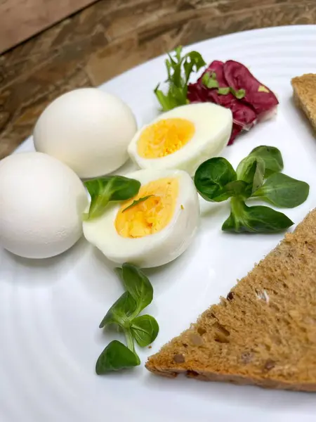 Kahvaltı, aperatif, yemek, yemek, mutfak tabağında haşlanmış yumurta, yumurta sarısı, yumurta beyazı, sarı, beyaz, yeşiller, marul yaprakları, tahıl, tahıl, mısır gevreği, ekmek, tost, yemek, yemek, pişirme, organik, vegan, sağlık, kalori, aşk hayatı var.