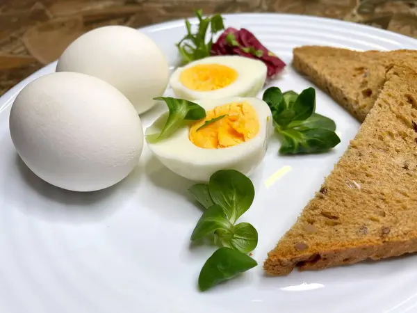 Kahvaltı, aperatif, yemek, yemek, mutfak tabağında haşlanmış yumurta, yumurta sarısı, yumurta beyazı, sarı, beyaz, yeşiller, marul yaprakları, tahıl, tahıl, mısır gevreği, ekmek, tost, yemek, yemek, pişirme, organik, vegan, sağlık, kalori, aşk hayatı var.