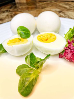 Kahvaltı, aperatif, yemek, yemek, mutfak tabağında haşlanmış yumurta, yumurta sarısı, yumurta beyazı, sarı, beyaz, yeşiller, marul yaprakları, tahıl, tahıl, mısır gevreği, ekmek, tost, yemek, yemek, pişirme, organik, vegan, sağlık, kalori, aşk hayatı var.