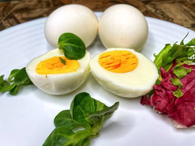 Kahvaltı, aperatif, yemek, yemek, mutfak tabağında haşlanmış yumurta, yumurta sarısı, yumurta beyazı, sarı, beyaz, yeşiller, marul yaprakları, tahıl, tahıl, mısır gevreği, ekmek, tost, yemek, yemek, pişirme, organik, vegan, sağlık, kalori, aşk hayatı var.