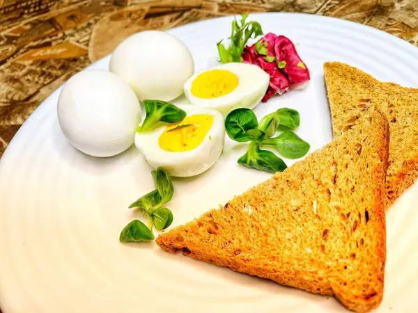 Kahvaltı, aperatif, yemek, yemek, mutfak tabağında haşlanmış yumurta, yumurta sarısı, yumurta beyazı, sarı, beyaz, yeşiller, marul yaprakları, tahıl, tahıl, mısır gevreği, ekmek, tost, yemek, yemek, pişirme, organik, vegan, sağlık, kalori, aşk hayatı var.