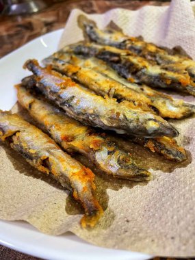 Kızarmış capelin balığı, un, deniz ürünleri, lezzetli, yemek, yemek, yağ, yemek, kızartma tavası