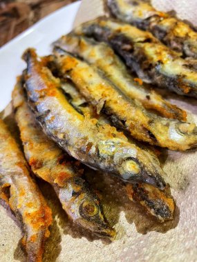 Kızarmış capelin balığı, un, deniz ürünleri, lezzetli, yemek, yemek, yağ, yemek, kızartma tavası