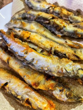 Kızarmış capelin balığı, un, deniz ürünleri, lezzetli, yemek, yemek, yağ, yemek, kızartma tavası
