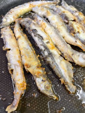 Kızarmış capelin balığı, un, deniz ürünleri, lezzetli, yemek, yemek, yağ, yemek, kızartma tavası