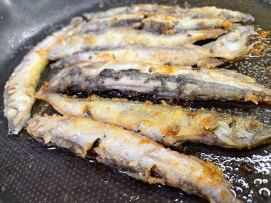 Kızarmış capelin balığı, un, deniz ürünleri, lezzetli, yemek, yemek, yağ, yemek, kızartma tavası