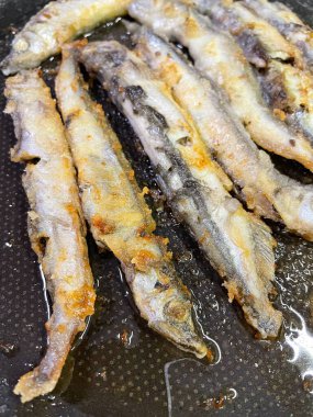 Kızarmış capelin balığı, un, deniz ürünleri, lezzetli, yemek, yemek, yağ, yemek, kızartma tavası