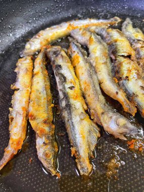 Kızarmış capelin balığı, un, deniz ürünleri, lezzetli, yemek, yemek, yağ, yemek, kızartma tavası
