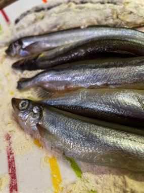 Kızarmış capelin balığı, un, deniz ürünleri, lezzetli, yemek, yemek, yağ, yemek, kızartma tavası