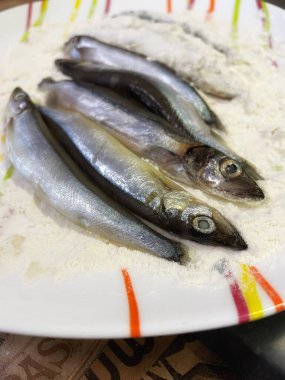 Kızarmış capelin balığı, un, deniz ürünleri, lezzetli, yemek, yemek, yağ, yemek, kızartma tavası