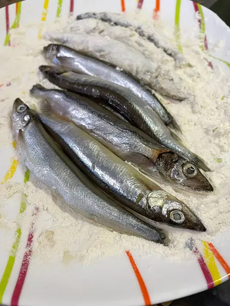 Kızarmış capelin balığı, un, deniz ürünleri, lezzetli, yemek, yemek, yağ, yemek, kızartma tavası