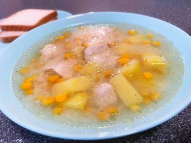 Konserve mısır, patates, tavuk eti, masa, yemek, yemek, tabak, mutfak, ekmek kızartma makinesi, öğle yemeği, lezzetli!