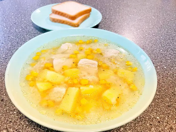 Konserve mısır, patates, tavuk eti, masa, yemek, yemek, tabak, mutfak, ekmek kızartma makinesi, öğle yemeği, lezzetli!