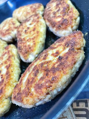 Kızartma tavasında kızarmış et, et, tuz, yemek, yemek, yemek, malzemeler, yağ, yağ.