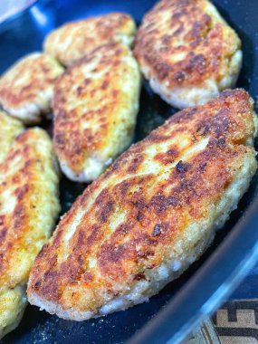 Kızartma tavasında kızarmış et, et, tuz, yemek, yemek, yemek, malzemeler, yağ, yağ.