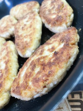 Kızartma tavasında kızarmış et, et, tuz, yemek, yemek, yemek, malzemeler, yağ, yağ.