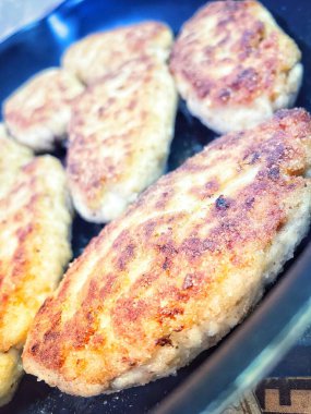 Kızartma tavasında kızarmış et, et, tuz, yemek, yemek, yemek, malzemeler, yağ, yağ.