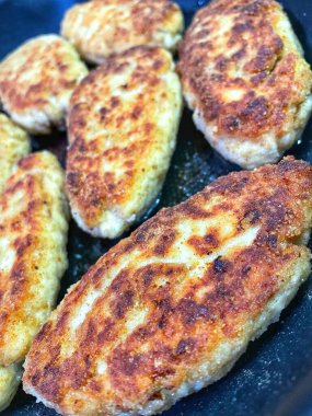 Kızartma tavasında kızarmış et, et, tuz, yemek, yemek, yemek, malzemeler, yağ, yağ.