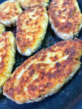 Kızartma tavasında kızarmış et, et, tuz, yemek, yemek, yemek, malzemeler, yağ, yağ.