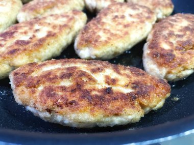 Kızartma tavasında kızarmış et, et, tuz, yemek, yemek, yemek, malzemeler, yağ, yağ.