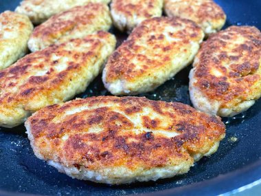 Kızartma tavasında kızarmış et, et, tuz, yemek, yemek, yemek, malzemeler, yağ, yağ.