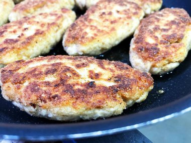 Kızartma tavasında kızarmış et, et, tuz, yemek, yemek, yemek, malzemeler, yağ, yağ.