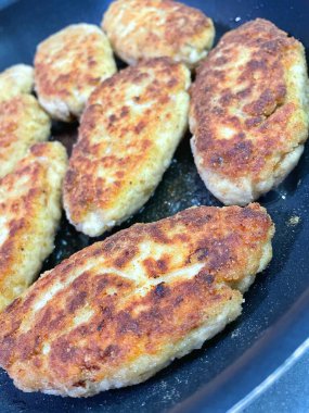 Kızartma tavasında kızarmış et, et, tuz, yemek, yemek, yemek, malzemeler, yağ, yağ.